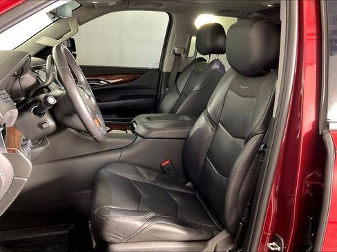 Used 2019 Cadillac Escalade Luxury w/ Escalade Sport Edition AWD/4WD image 34