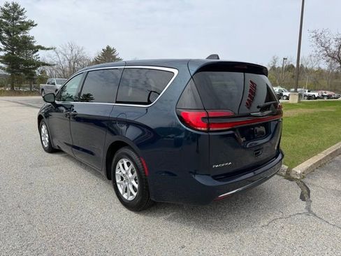 Used 2023 Chrysler Pacifica Touring-L FWD image 7