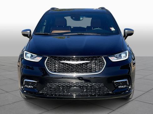 Used 2024 Chrysler Pacifica Pinnacle image 3