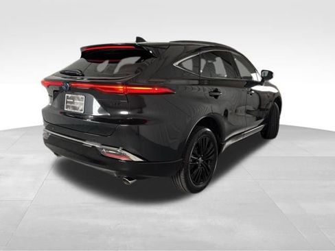 Used 2023 Toyota Venza XLE image 7