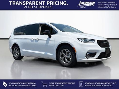 Used 2024 Chrysler Pacifica Limited FWD image 1