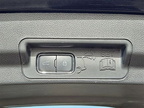 Used 2024 Ford Explorer Limited image 16