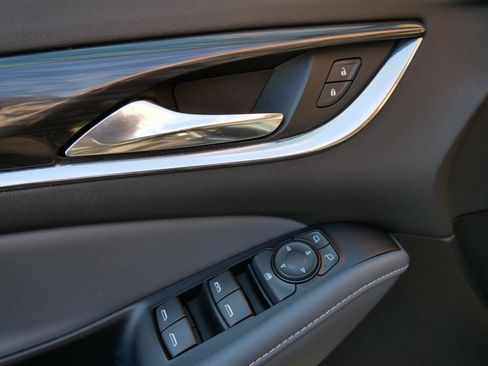 Used 2018 Buick Enclave Essence image 9