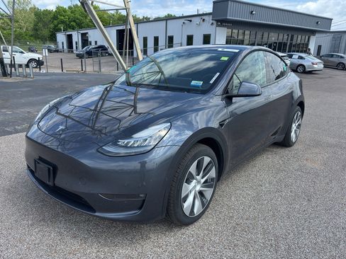 Used 2021 Tesla Model Y Long Range image 1