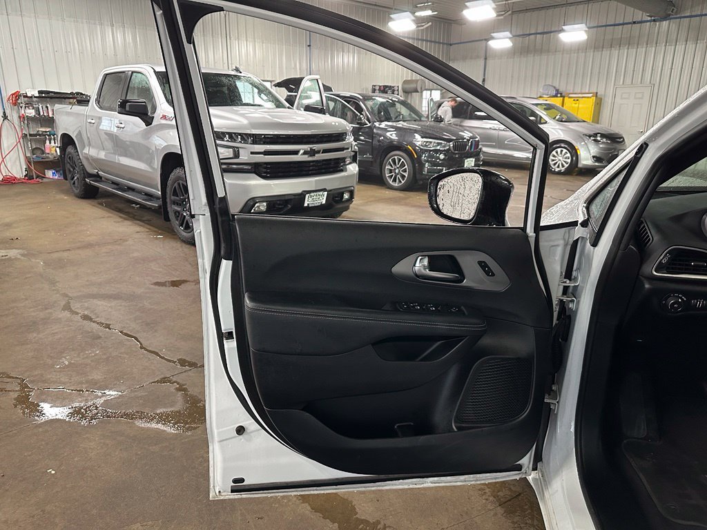 Used 2025 Chrysler Pacifica Select FWD image 11