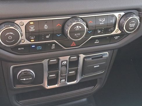 Used 2025 Jeep Wrangler Unlimited Sahara AWD/4WD image 19