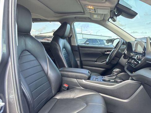 Used 2023 Toyota Highlander XLE FWD image 23