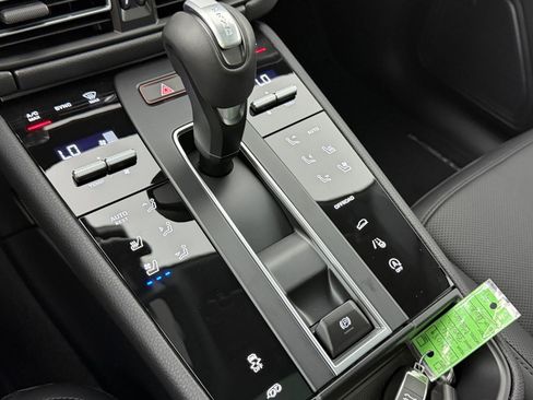 Certified 2026 Porsche Macan AWD/4WD image 22