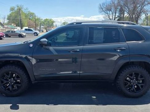 Used 2017 Jeep Cherokee Trailhawk w/ Cold Weather Group AWD/4WD image 4