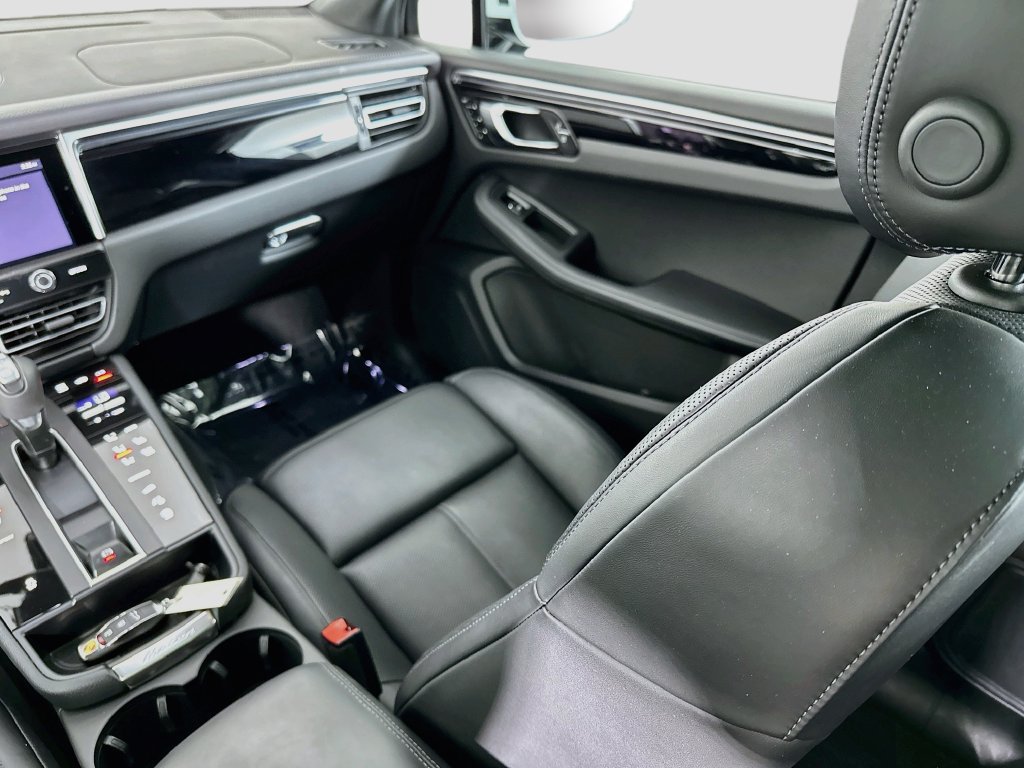 Certified 2025 Porsche Macan AWD/4WD image 26
