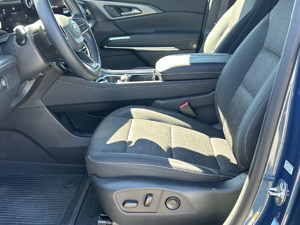 Used 2024 Chevrolet Traverse LT w/ Trailering Package FWD image 18