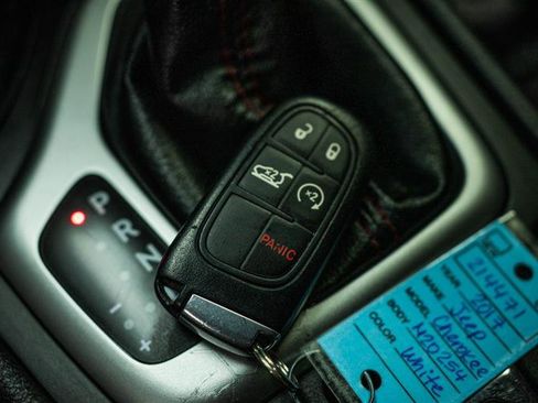 Used 2017 Jeep Cherokee Trailhawk image 23