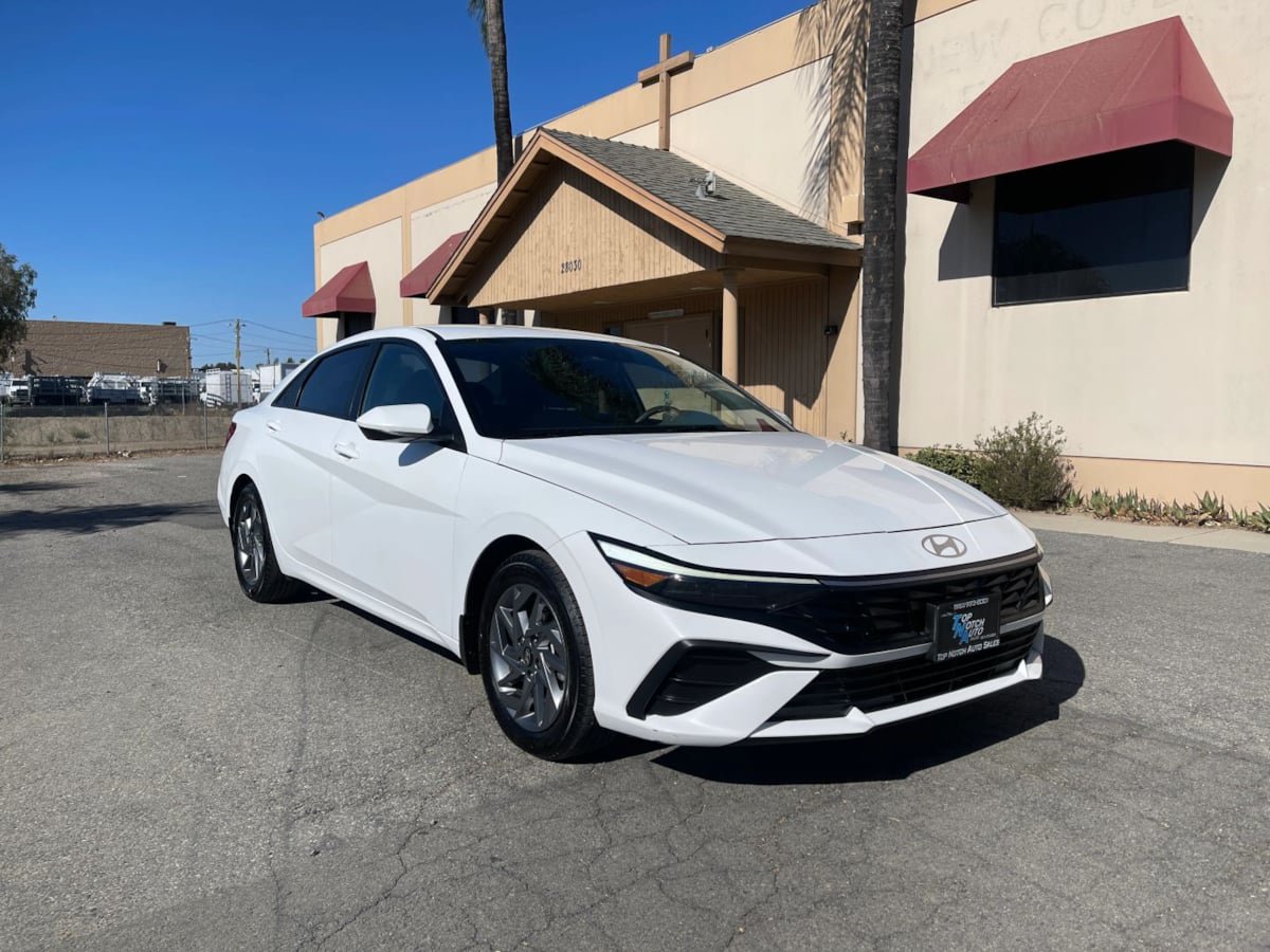 Used 2024 Hyundai Elantra Blue FWD image 3
