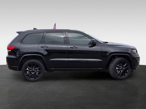 Used 2021 Jeep Grand Cherokee Laredo X image 3