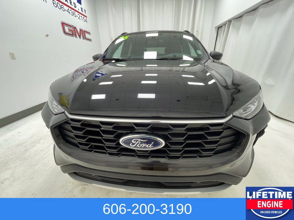 Used 2025 Ford Escape ST-Line AWD/4WD image 3
