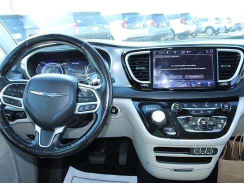 Used 2021 Chrysler Pacifica Touring-L FWD image 22