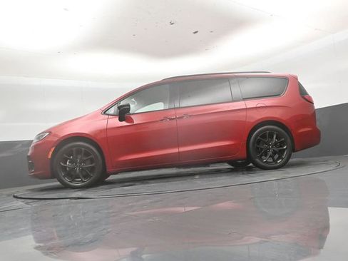 Used 2025 Chrysler Pacifica Limited FWD image 44