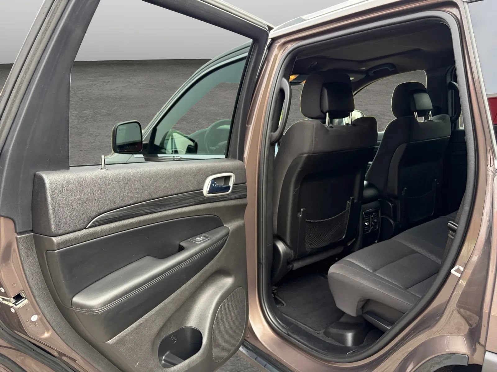 Used 2019 Jeep Grand Cherokee Laredo AWD/4WD image 14