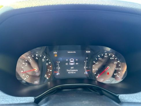 Used 2025 Jeep Compass Latitude w/ Sun & Sound Group AWD/4WD image 19