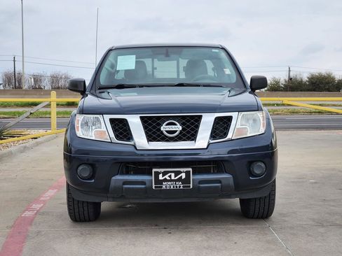 Used 2019 Nissan Frontier SV image 2