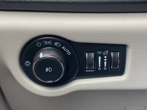 Used 2024 Chrysler Pacifica Touring-L image 24