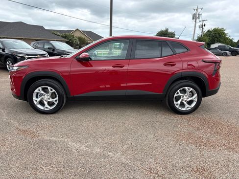 New 2026 Chevrolet Trax LS w/ LS Convenience Package FWD image 2