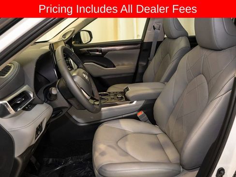 Used 2026 Toyota Highlander Platinum AWD/4WD image 14