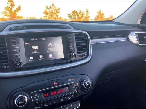 Used 2019 Kia Sorento LX w/ LX Convenience Package image 34