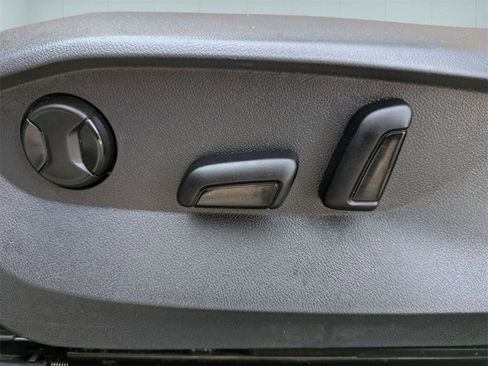 Used 2022 Volkswagen Tiguan SE image 12