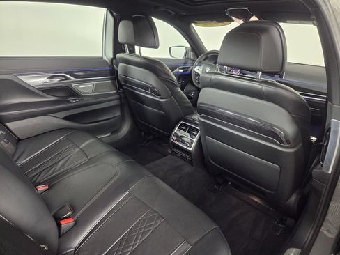 Used 2022 BMW 740i w/ M Sport Package RWD image 31