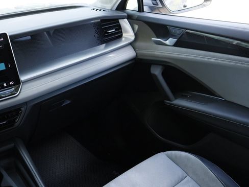 Certified 2025 Volkswagen Tiguan SE FWD image 25