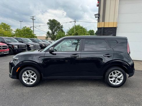 Used 2023 Kia Soul LX w/ LX Technology Package FWD image 2