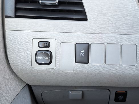 Used 2014 Toyota Sienna LE FWD image 26