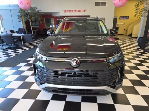 Certified 2025 Volkswagen Tiguan SE image 2