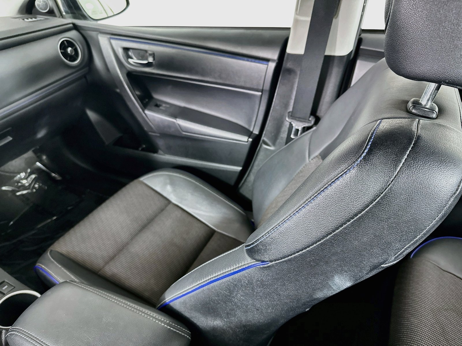 Used 2017 Toyota Corolla SE FWD image 21