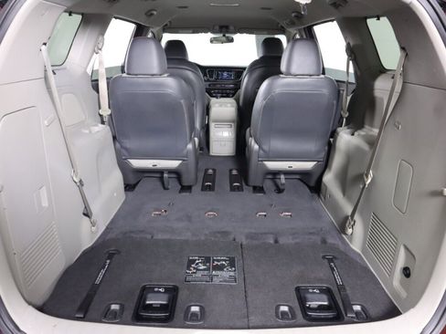 Used 2017 Kia Sedona LX w/ LX Essentials Premium Package FWD image 34
