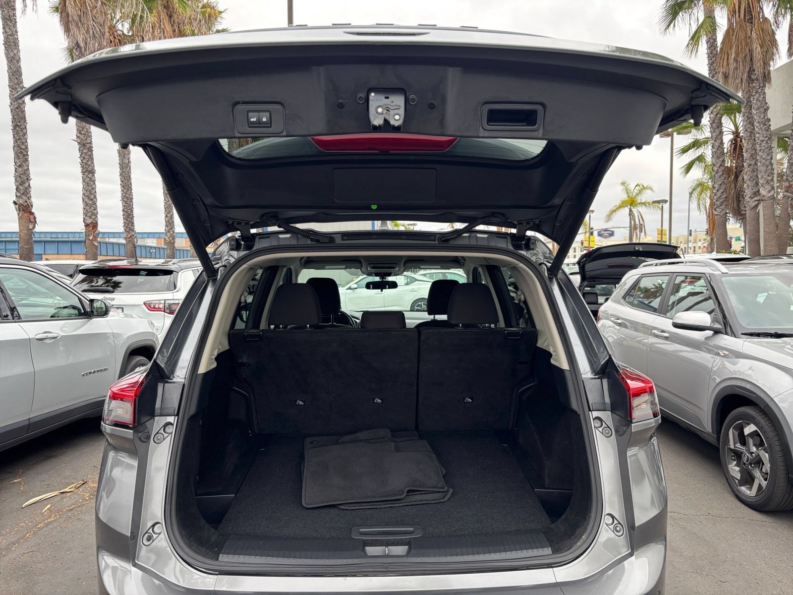 Used 2025 Nissan Rogue SV FWD image 32