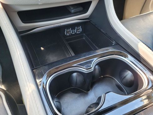 Used 2023 Chrysler Pacifica Limited FWD image 27