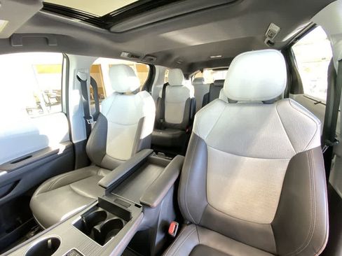 Used 2022 Toyota Sienna XSE AWD/4WD image 14