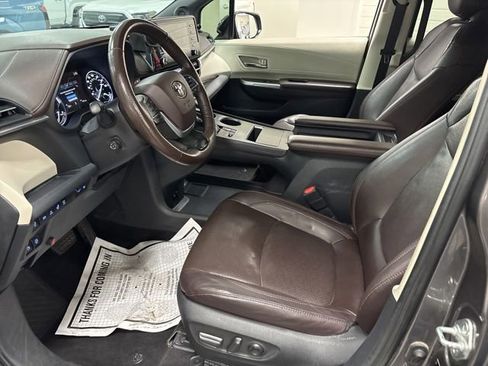 Used 2022 Toyota Sienna Platinum AWD/4WD image 17