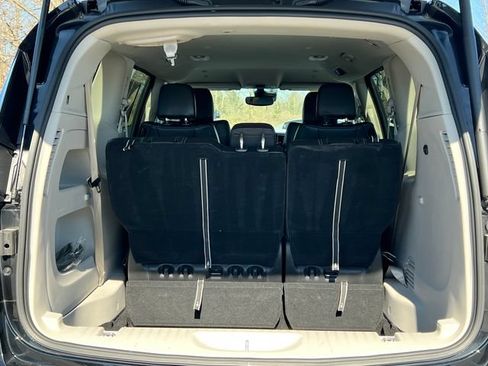Used 2024 Chrysler Pacifica Touring-L FWD image 41