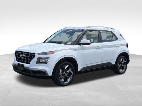 Used 2025 Hyundai Venue SEL FWD image 3