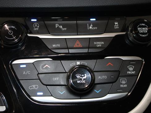 Used 2023 Chrysler Pacifica Touring-L FWD image 51