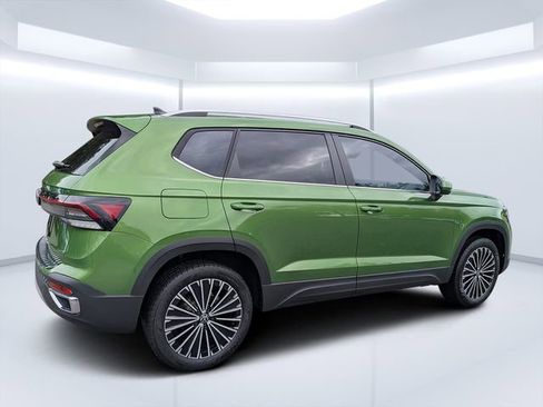 New 2026 Volkswagen Taos SE image 3