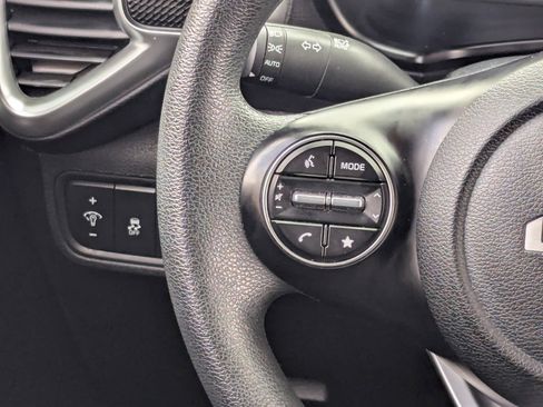 Used 2025 Kia Soul LX w/ LX Technology Package FWD image 18