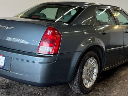 Used 2005 Chrysler 300 RWD image 5