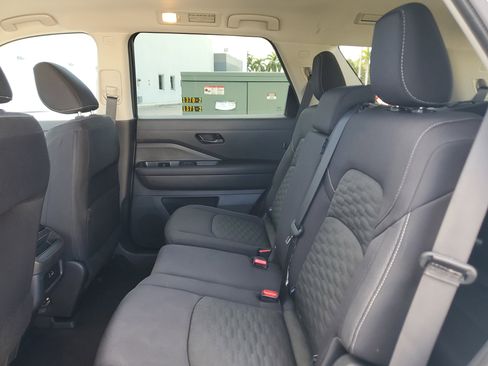 Used 2024 Nissan Pathfinder S image 11