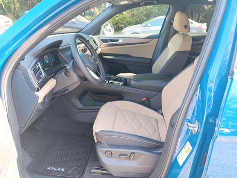 Used 2025 Volkswagen Atlas Cross Sport SE w/ Panoramic Sunroof Package image 10