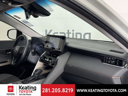 Used 2022 Toyota Venza XLE image 19