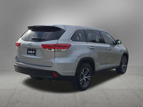 Used 2019 Toyota Highlander LE image 6